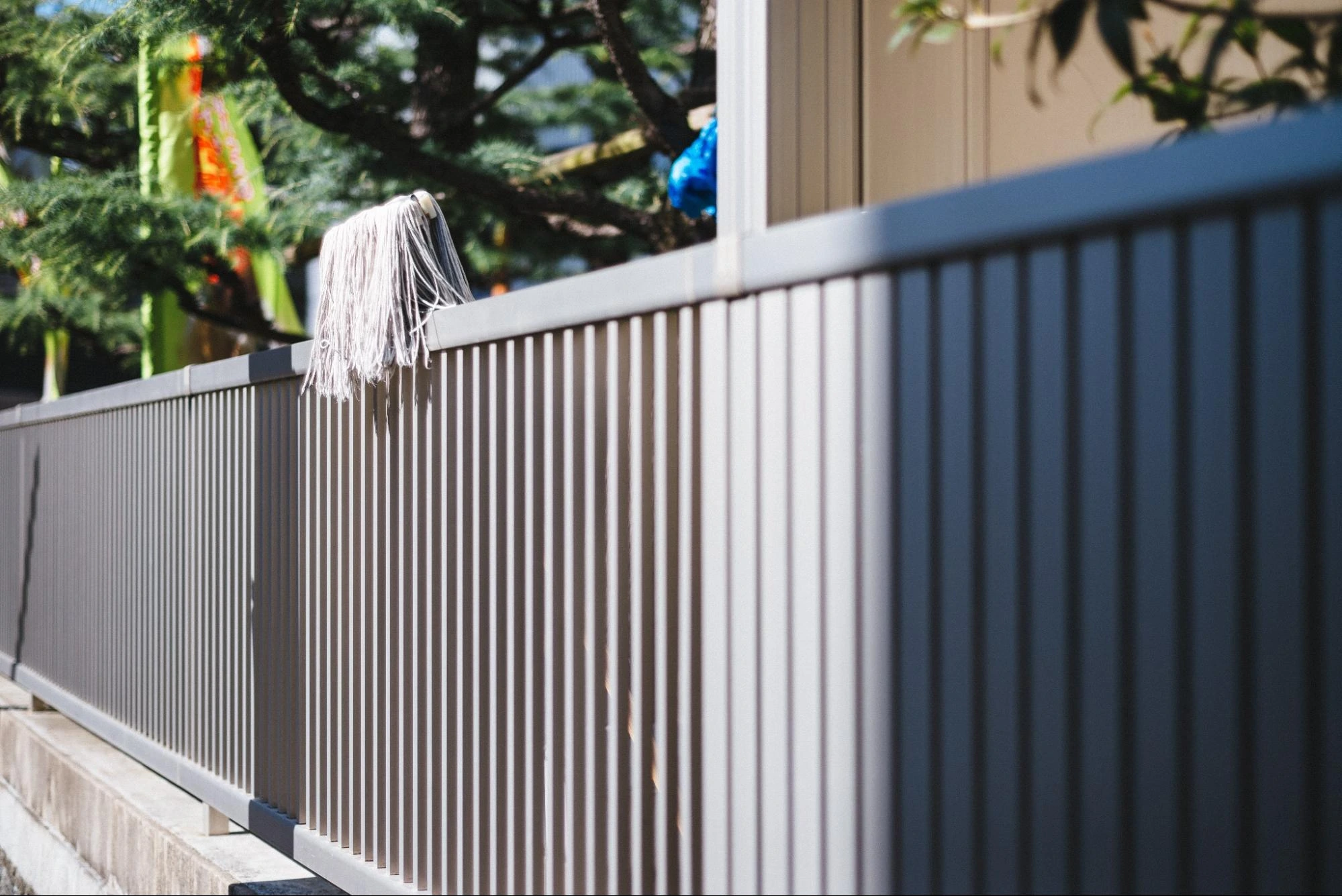 รั้วเมทัลชีทสีเทา